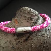 Rosa-pink Segelseilarmband mit Edelstahlverschluß mit Gravur „Herz“ Bild 2