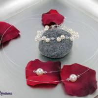 Schwebende Perle begleitet von Kristallen. Schöne schlichte Kette mit einer fliegenden Perle + 2 - Für Dich angefertigt Bild 4