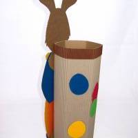 Hasenkind mit Geschenkbox als Osterkörbchen oder Frühlingsdeko, Osternest, Osterhase aus Wellpappe Bild 4
