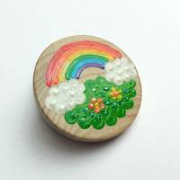 Regenbogen-Brosche, handbemalter Button als Glücksbringer, Mutmacher und als Symbol für die Hoffnung Bild 1