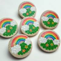 Regenbogen-Brosche, handbemalter Button als Glücksbringer, Mutmacher und als Symbol für die Hoffnung Bild 2