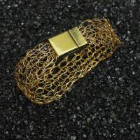 modernes Damen-Armband in Gold, gestrickt aus 24ct vergoldetem Draht von bcd manufaktur Bild 2