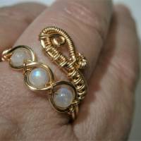 Ring mit Mondstein weiß im Spiralring Paisley goldarben boho verstellbar Daumenring Bild 1