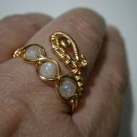 Ring mit Mondstein weiß im Spiralring Paisley goldarben boho verstellbar Daumenring Bild 3