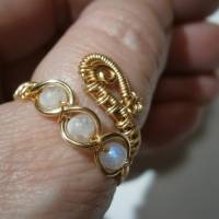 Ring mit Mondstein weiß im Spiralring Paisley goldarben boho verstellbar Daumenring Bild 6