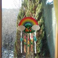 Regenbogen Fensterschmuck, mehrlagiges Fensterbild aus Wellpappe mit Wellpappeperlen Bild 2