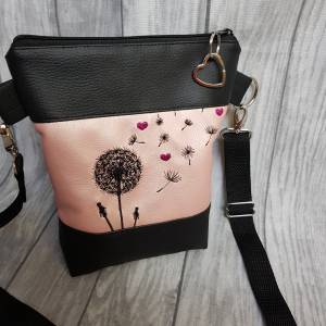 Kleine Handtasche Pusteblume mit Herzen rosa Umhängetasche Dandelion rosa schwarz Tasche mit Anhänger Kunstleder Herz Bild 1