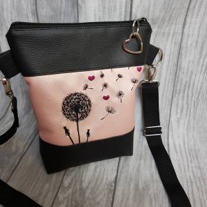 Kleine Handtasche Pusteblume mit Herzen rosa Umhängetasche Dandelion rosa schwarz Tasche mit Anhänger Kunstleder Herz Bild 2
