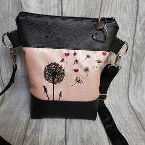 Kleine Handtasche Pusteblume mit Herzen rosa Umhängetasche Dandelion rosa schwarz Tasche mit Anhänger Kunstleder Herz Bild 3