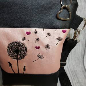 Kleine Handtasche Pusteblume mit Herzen rosa Umhängetasche Dandelion rosa schwarz Tasche mit Anhänger Kunstleder Herz Bild 4