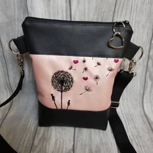 Kleine Handtasche Pusteblume mit Herzen rosa Umhängetasche Dandelion rosa schwarz Tasche mit Anhänger Kunstleder Herz Bild 5