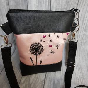 Kleine Handtasche Pusteblume mit Herzen rosa Umhängetasche Dandelion rosa schwarz Tasche mit Anhänger Kunstleder Herz Bild 9