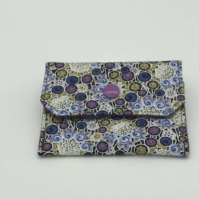 Einfacher Geldbeutel, Kartentasche, weiß mit Muster in verschieden Lila Tönen, mit Druckknopf