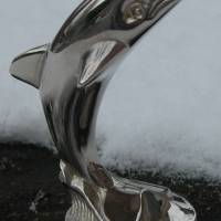 Flaschenöffner -  Metall verchromt -  kleiner Delphin im Schnee Bild 1