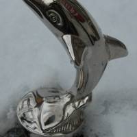 Flaschenöffner -  Metall verchromt -  kleiner Delphin im Schnee Bild 2