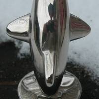 Flaschenöffner -  Metall verchromt -  kleiner Delphin im Schnee Bild 3