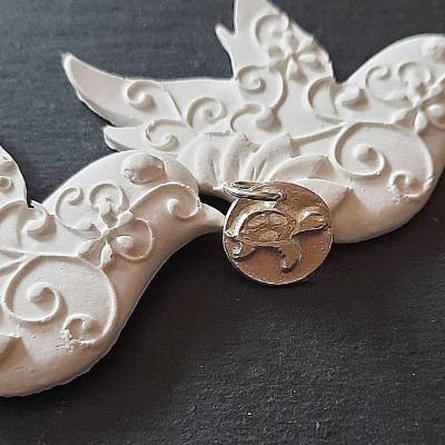 Runder Anhänger aus 999 Silber mit kleiner Schildkröte