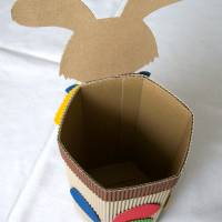 Hasenkind mit Geschenkbox als Osterkörbchen, Osternest, Frühlingsdeko, Osterhase aus Wellpappe, Verpackung für Geschenke Bild 3