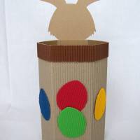 Hasenkind mit Geschenkbox als Osterkörbchen, Osternest, Frühlingsdeko, Osterhase aus Wellpappe, Verpackung für Geschenke Bild 4