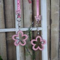 Fensterdeko, Holz Blüte rosa, Landhausstil, mit Schmetterling Bild 1
