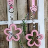 Fensterdeko, Holz Blüte rosa, Landhausstil, mit Schmetterling Bild 2
