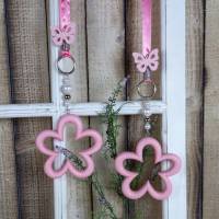 Fensterdeko, Holz Blüte rosa, Landhausstil, mit Schmetterling Bild 3