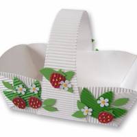 Geschenkkörbchen mit Erdbeeren als Osternest oder Frühlingsdeko/Tischdeko aus Wellpappe, Verpackung für Geschenke