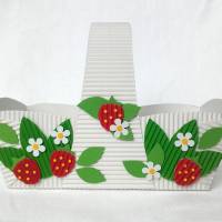 Geschenkkörbchen mit Erdbeeren als Osternest oder Frühlingsdeko/Tischdeko aus Wellpappe, Verpackung für Geschenke Bild 2