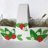 Geschenkkörbchen mit Erdbeeren als Osternest oder Frühlingsdeko/Tischdeko aus Wellpappe, Verpackung für Geschenke Bild 3