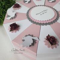 Hochzeitsgeschenk - Schachteltorte mit Röschen & Tauben zur Hochzeit in ALTROSA-WEISS-BROMBEERE Bild 2