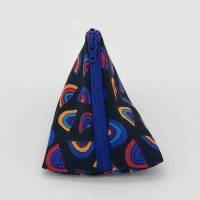 Schnullertäschchen, Pyramidentäschchen mit Reißverschluss in Schwarz mit kleinen Regenbögen Bild 1