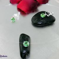 fliegender Stein peridot, transparente Kette hellgrün - Der Klassiker - Nylonkette mit grünem fliegenden Stein Bild 4