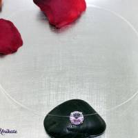 fliegender Stein violett, transparente Kette - Der Klassiker - Nylonkette mit violettem fliegenden Stein, zartlila Bild 3