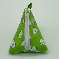 Schnullertäschchen, Pyramidentäschchen mit Reißverschluss in grün mit weißen Schäfchen Bild 1