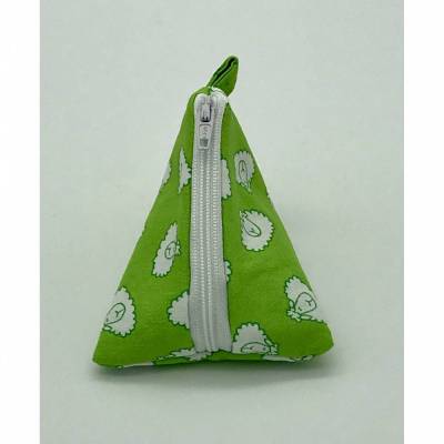 Schnullertäschchen, Pyramidentäschchen mit Reißverschluss in grün mit weißen Schäfchen