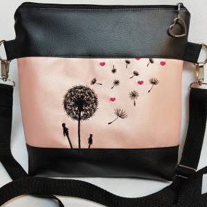 Handtasche Pusteblume rosa mit Herzen  Umhängetasche Dandelion rosa schwarz Tasche mit Anhänger Kunstleder Bild 3
