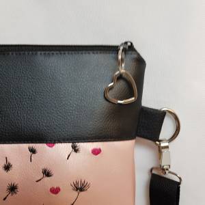 Handtasche Pusteblume rosa mit Herzen  Umhängetasche Dandelion rosa schwarz Tasche mit Anhänger Kunstleder Bild 4