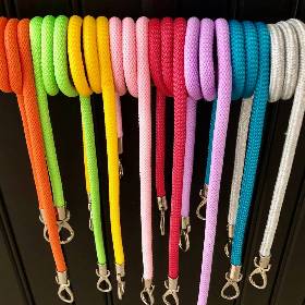 Taschengurte aus Segelseil mit silberfarbenen Karabinern