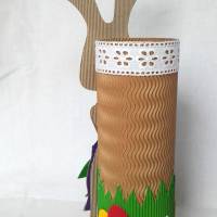 Osterhase mit Geschenkbox als Osternest, Osterkörbchen oder Frühlingsdeko, Tischdeko, Osternest aus Wellpappe Bild 8