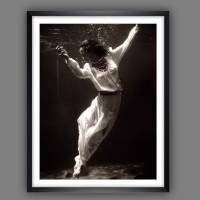 Modefotografie - Fashion Underwater -  Fineartprint gerahmter Kunstdruck Wandbild 54 x 69 cm - Schwarz Weiß Fotografie Bild 1