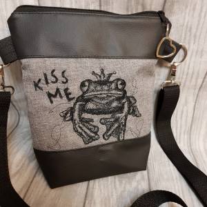 Kleine Handtasche Frosch Kiss me Umhängetasche grau schwarz Tasche mit Anhänger Kunstleder Herz Bild 1