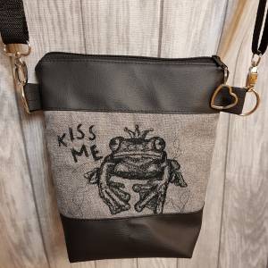 Kleine Handtasche Frosch Kiss me Umhängetasche grau schwarz Tasche mit Anhänger Kunstleder Herz Bild 2