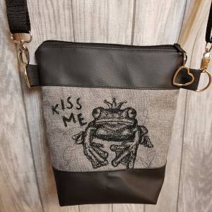 Kleine Handtasche Frosch Kiss me Umhängetasche grau schwarz Tasche mit Anhänger Kunstleder Herz Bild 3