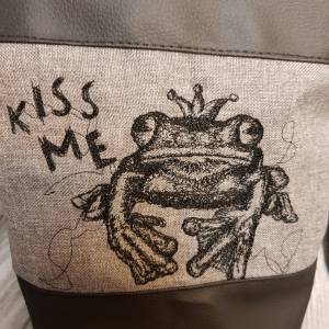 Kleine Handtasche Frosch Kiss me Umhängetasche grau schwarz Tasche mit Anhänger Kunstleder Herz Bild 4