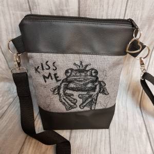 Kleine Handtasche Frosch Kiss me Umhängetasche grau schwarz Tasche mit Anhänger Kunstleder Herz Bild 8