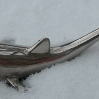 Flaschenöffner - Metall verchromt -  Großer Delphin im Schnee Bild 1