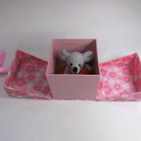 Geschenkbox zum Valentinstag oder Muttertag mit einer kleinen Maus auf einem Herz Bild 1