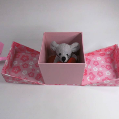 Geschenkbox zum Valentinstag oder Muttertag mit einer kleinen Maus auf einem Herz