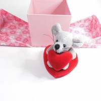 Geschenkbox zum Valentinstag oder Muttertag mit einer kleinen Maus auf einem Herz Bild 3