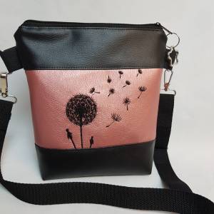 Kleine Handtasche Pusteblume altrosa metallic  Umhängetasche Dandelion altrosa  schwarze Tasche mit Anhänger Kunstleder Bild 1